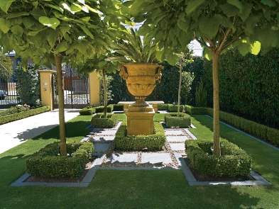 Scott Brown designs a traditional garden